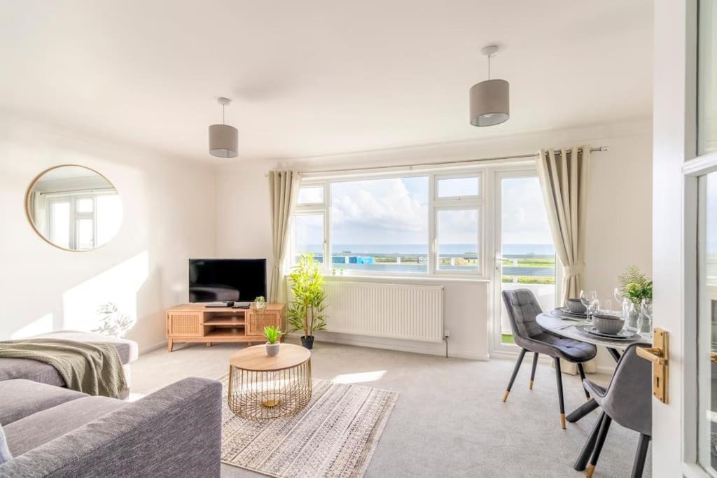 Trendy Sea View 2 Bedroom Sleeps 6 - Free Parking Bornemouth Extérieur photo