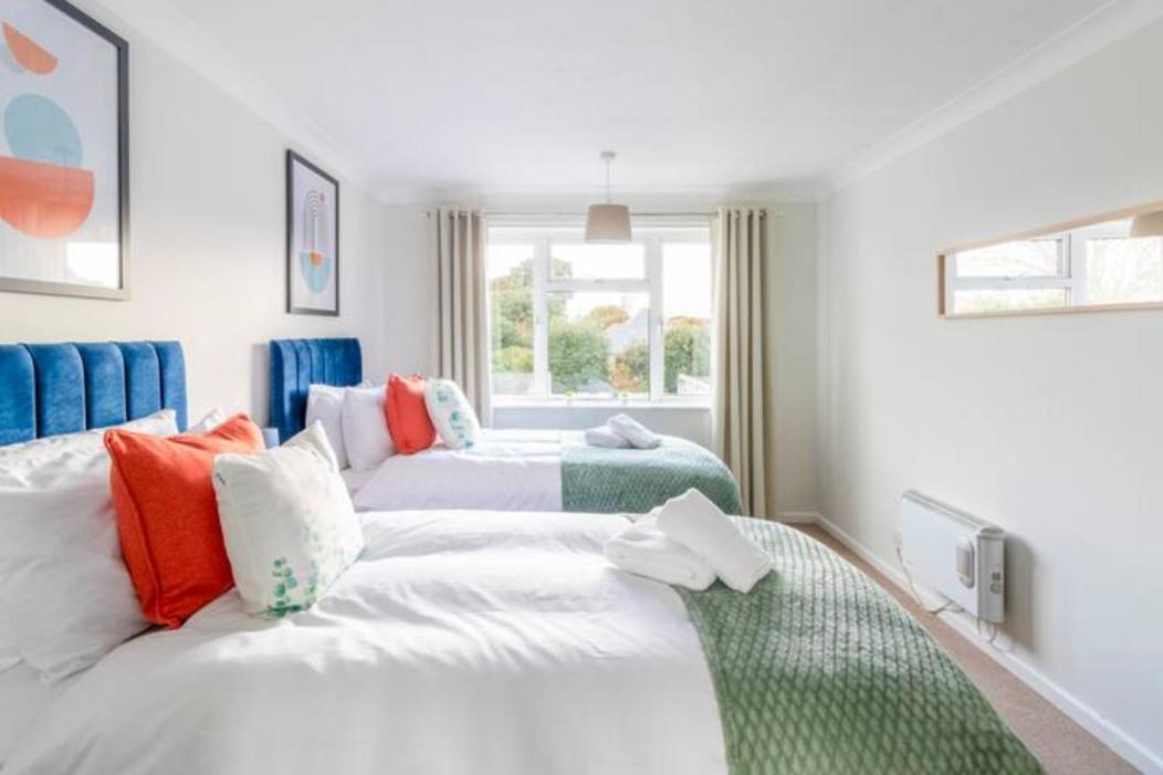 Trendy Sea View 2 Bedroom Sleeps 6 - Free Parking Bornemouth Extérieur photo