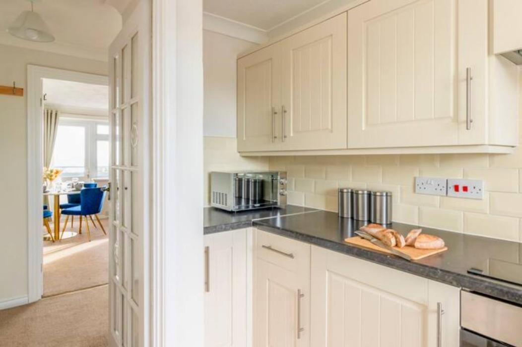 Trendy Sea View 2 Bedroom Sleeps 6 - Free Parking Bornemouth Extérieur photo